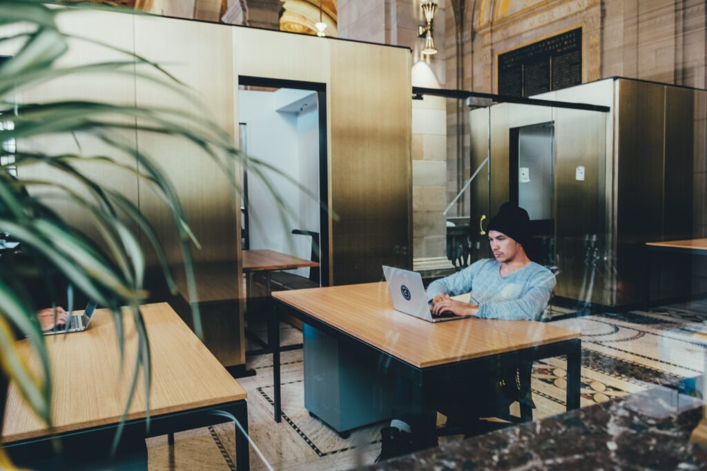 crew IXHNBGTKJfw unsplash from ACI